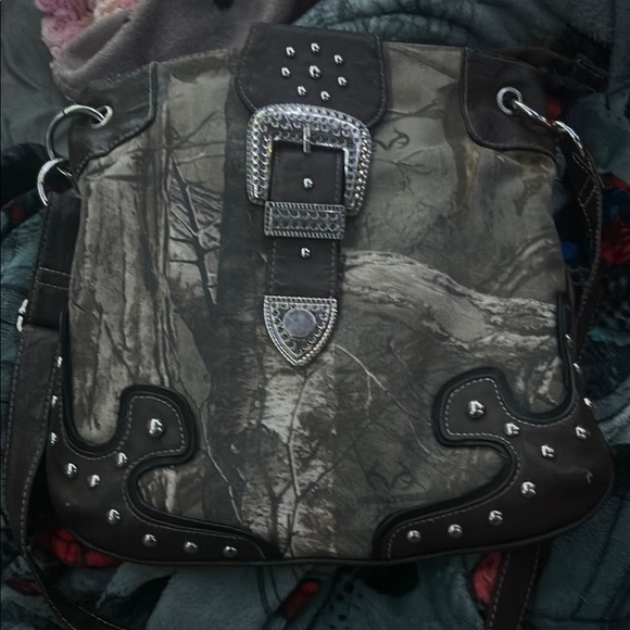 Realtree Green and Brown Crossbody Bag for Outdoor Adventures - Picture 1 of 2